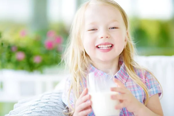 Lilla flickan dricka färsk mjölk — Stockfoto