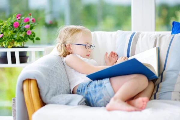 Klein meisje lezen boek — Stockfoto