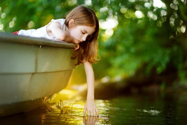 Petite fille s'amuser dans le bateau — Photo