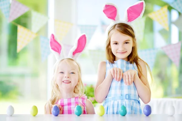 Hermanas pequeñas con orejas de conejo — Foto de Stock