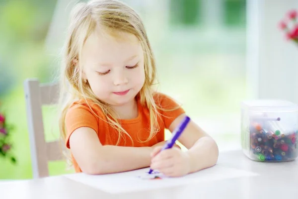 Söt liten flicka ritar med pennor — Stockfoto