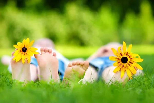 Dla dzieci dwóch stóp na trawie — Zdjęcie stockowe