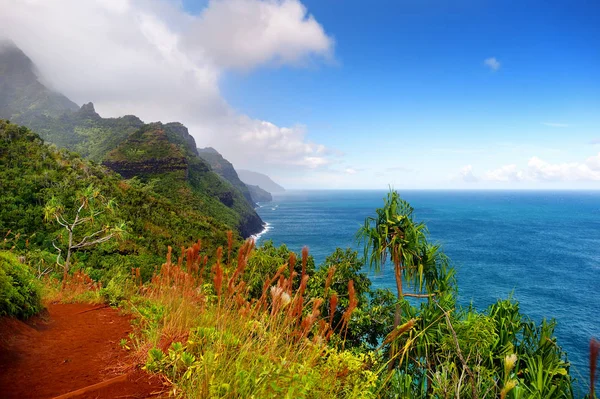 Trilha Kalalau ao longo da costa Na Pali — Fotografia de Stock