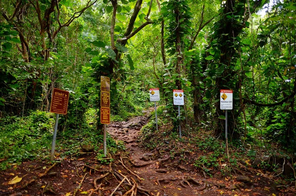 Trailhead da famosa trilha de Kalalau — Fotografia de Stock