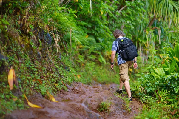 Turist vandring på berömda Kalalau trail — Stockfoto