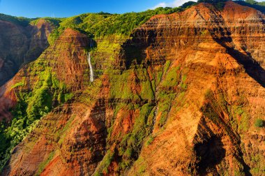 Waimea Canyon içine çarpıcı görünümü 