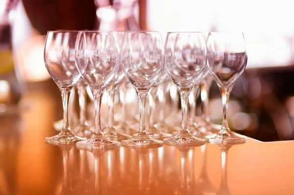 Bir sürü boş şarap bardakları — Stok fotoğraf