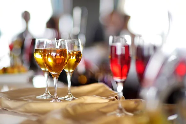 Birkaç kadeh şarap, şampanya — Stok fotoğraf