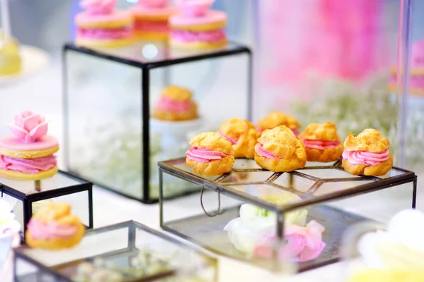 Piękny desery, słodycze i cukierki tabeli — Zdjęcie stockowe