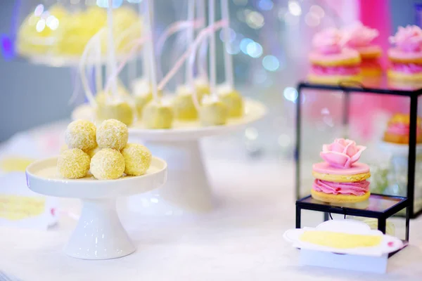 Schöne Desserts, Süßigkeiten und Süßigkeiten Tisch — Stockfoto