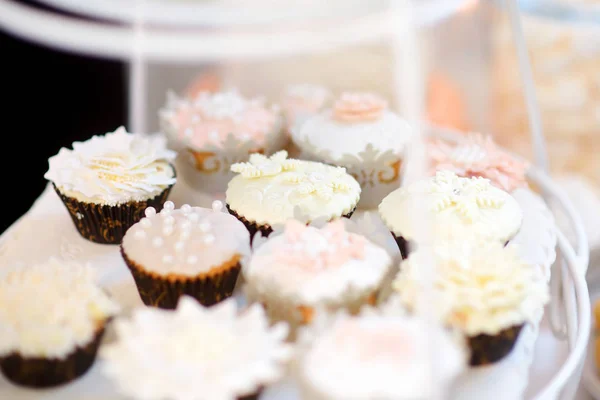 Bellissimi dolci, dolci e tavolo di caramelle — Foto Stock