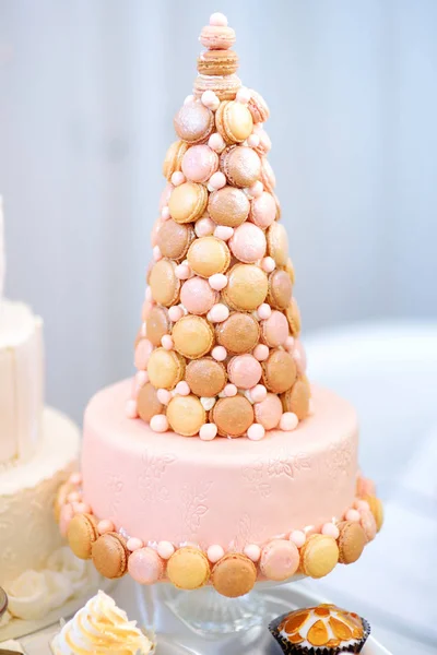 Deliziosa torta nuziale rosa — Stockfoto