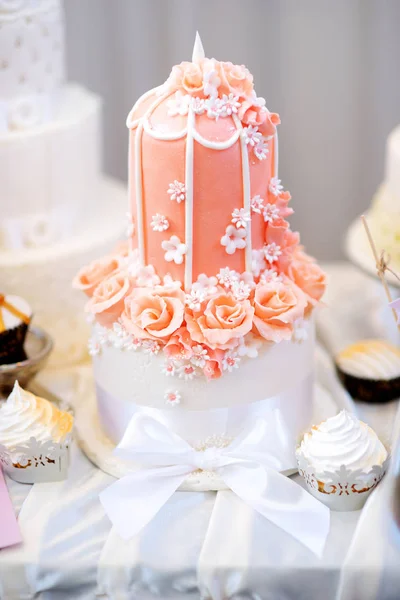 Вкусный свадебный пирог — стоковое фото