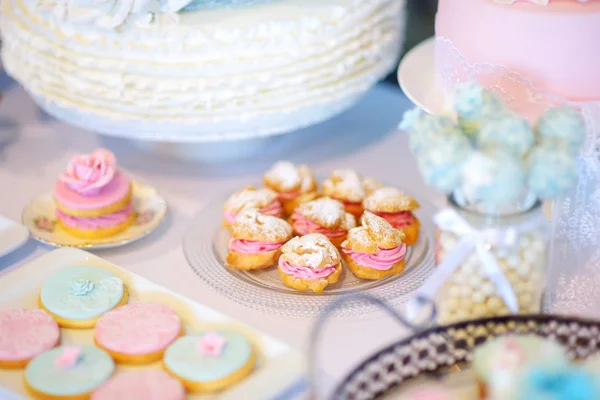 아름 다운 디저트과 자와 사탕 테이블 — 스톡 사진