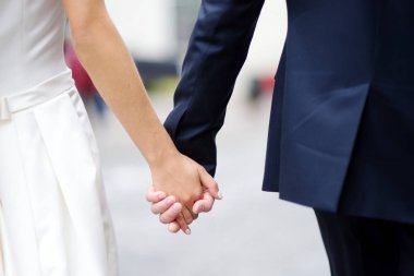 Gelin ve damat onların elele