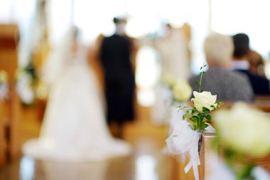 Güzel çiçek düğün dekorasyon kilisede