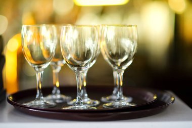 Bir sürü boş şarap bardakları