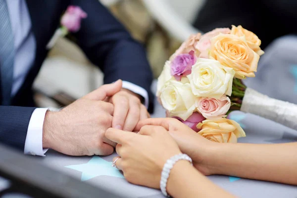 Braut und Bräutigam halten Händchen — Stockfoto