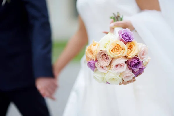 Bride and groom holding their hands — Stock Photo, Image