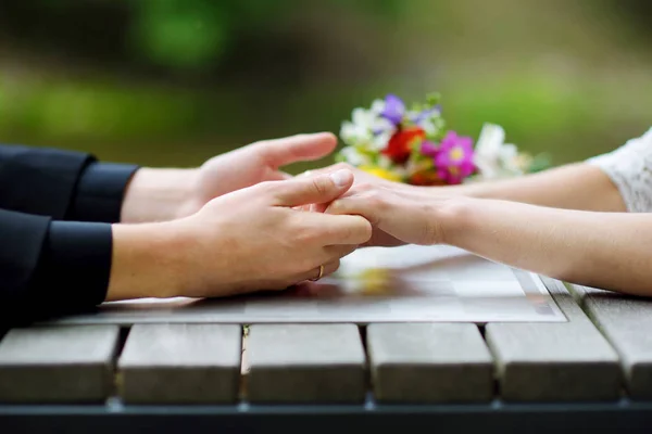 Bruden och brudgummen håller sina händer — Stockfoto