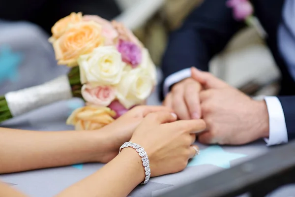 Braut und Bräutigam halten Händchen — Stockfoto