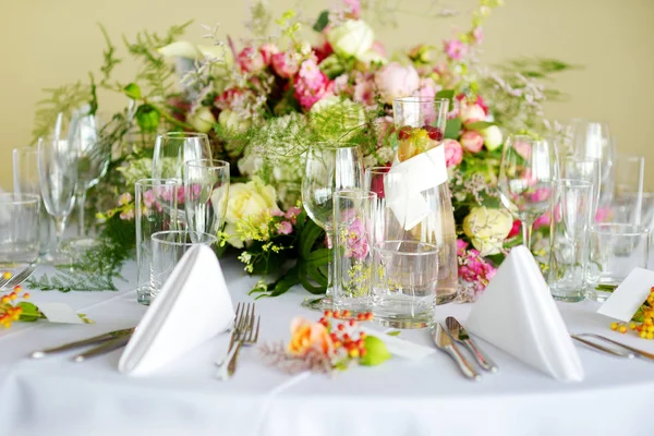 Belo ajuste de mesa — Fotografia de Stock