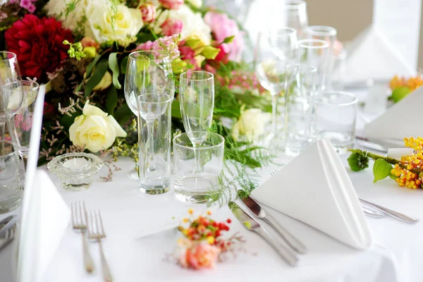 Belo ajuste de mesa — Fotografia de Stock