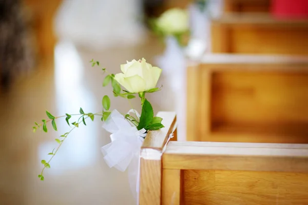 교회에서 아름 다운 꽃 웨딩 장식 — 스톡 사진