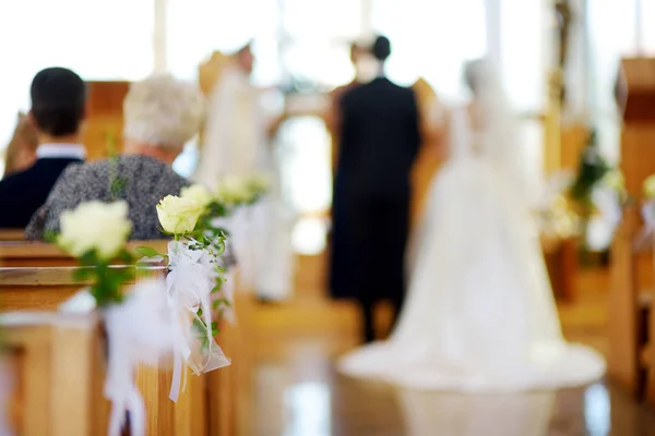 Bella decorazione di nozze fiore in chiesa — Foto Stock