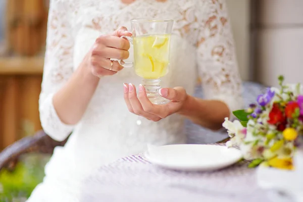 Frau trinkt heißen Ingwertee — Stockfoto