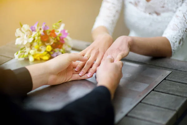 Braut und Bräutigam halten Händchen — Stockfoto