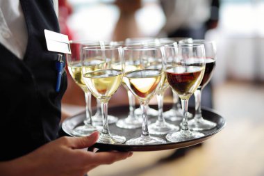 Garson holding çanak şampanya