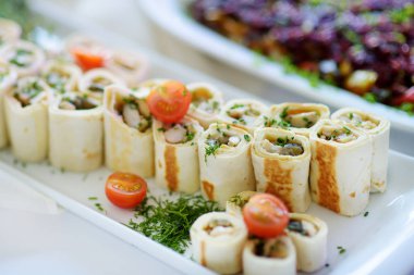 Lezzetli domuz rolls sebze ile  