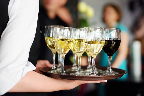 Servitris hålla skålen champagne — Stockfoto