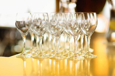 Bir sürü boş şarap bardakları