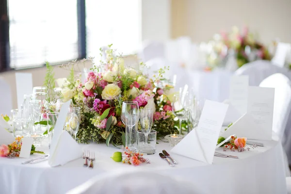 Hermoso ajuste de mesa —  Fotos de Stock