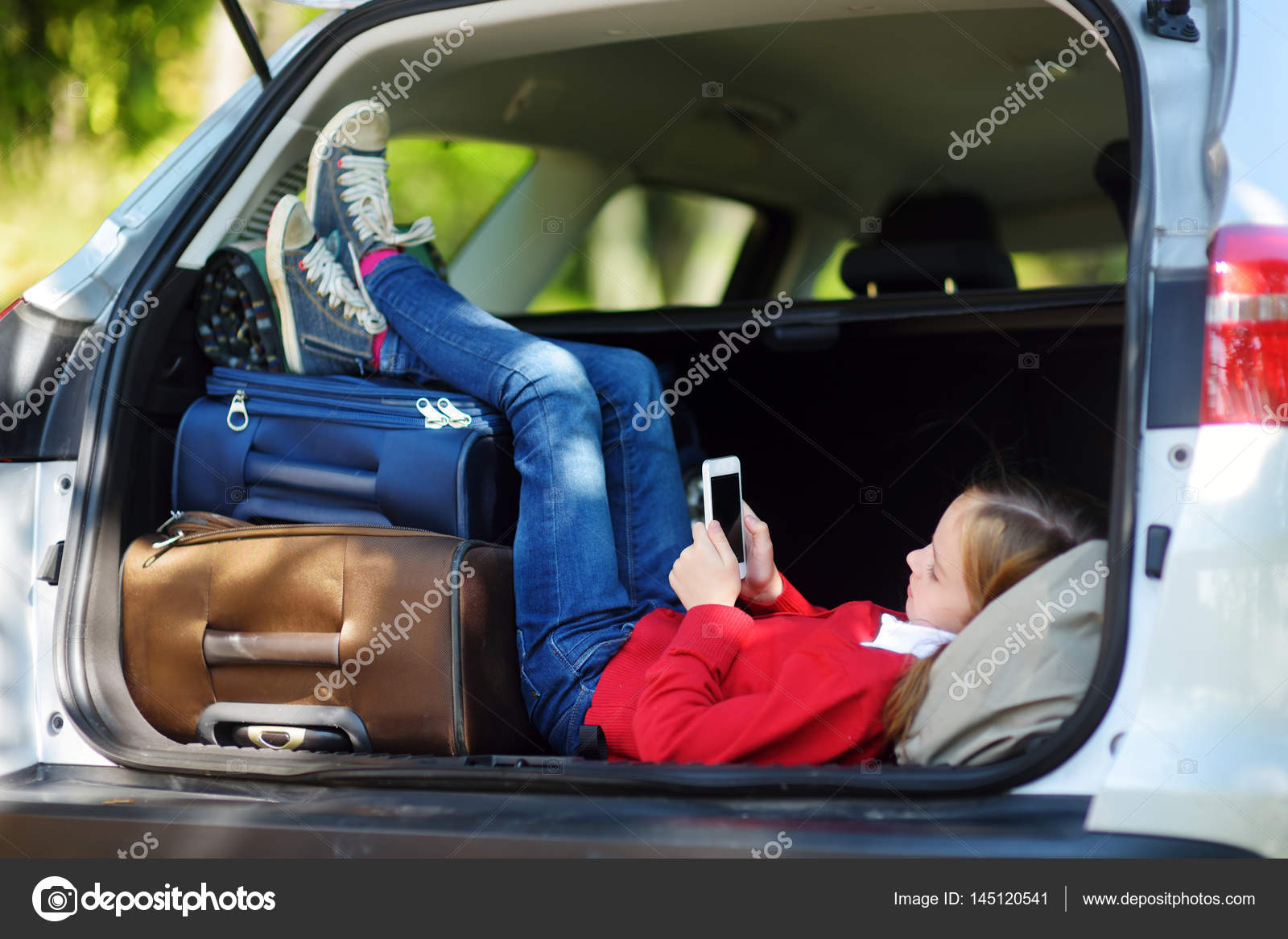 Kid playing with phone in car — Stock Photo © MNStudio 145120541