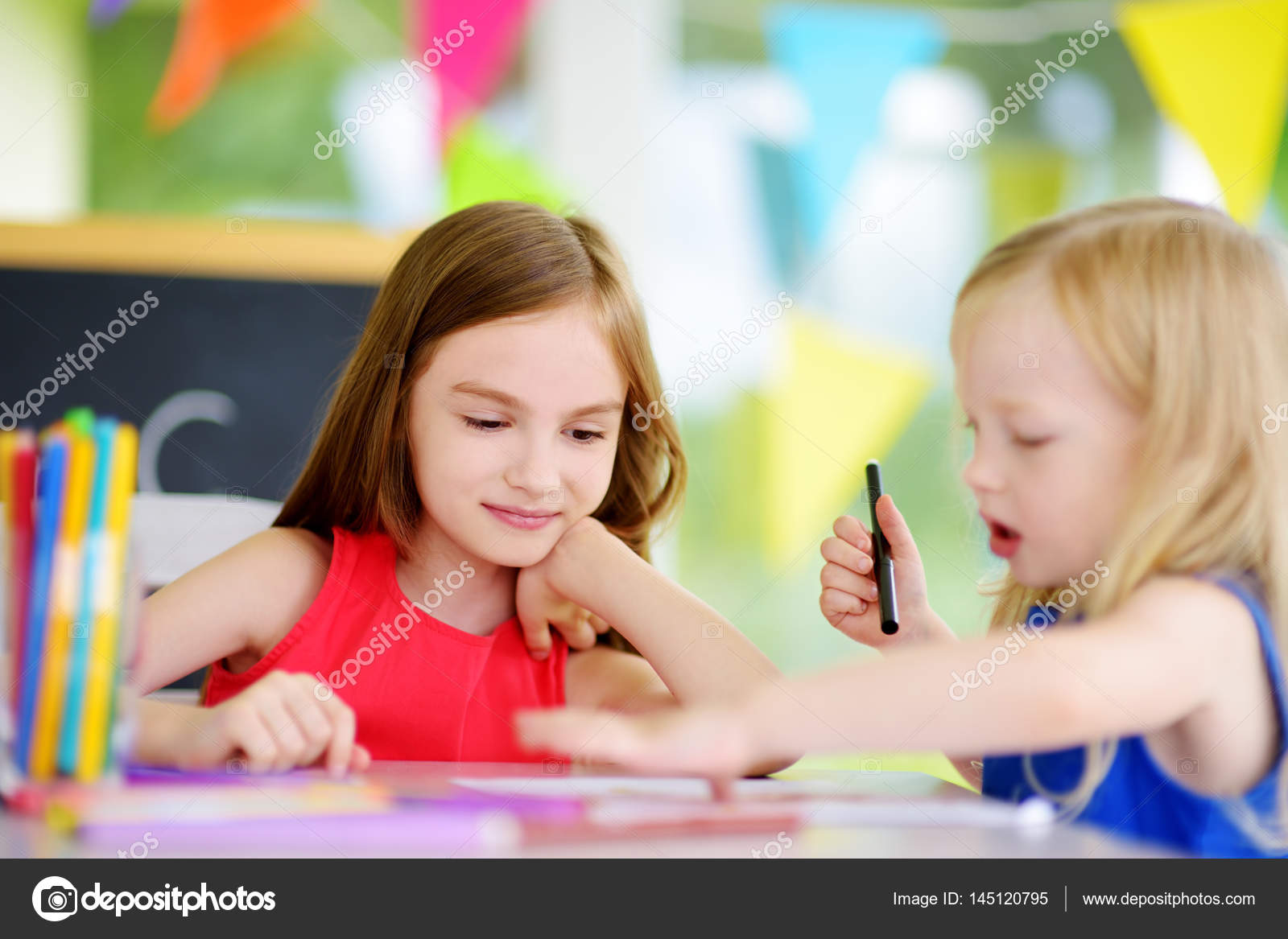 Due piccole sorelle sveglie disegno con matite colorate in asilo nido Bambini creativi pittura insieme Ragazze che fanno i piti a casa — Foto di