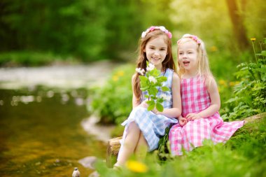 Güneşli parkta oynayan kız