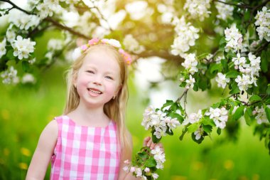 Kız çiçek açan elma bahçesinde 