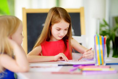 Kız kardeş kalemler ile çizim