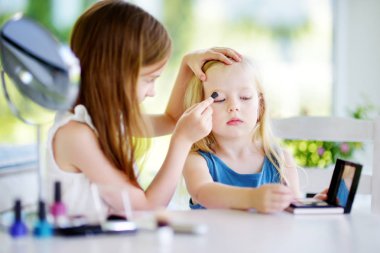 Kız makyaj uygulamak 