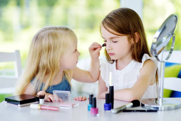 Systrarna tillämpa makeup — Stockfoto