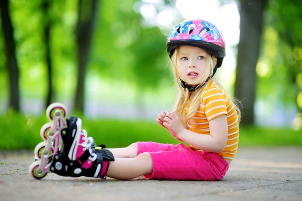 Ragazza imparare a pattinare a rotelle — Foto Stock