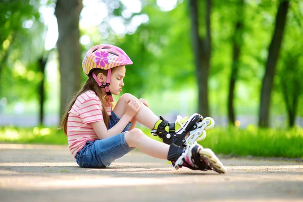 Ragazza imparare a pattinare a rotelle — Foto Stock