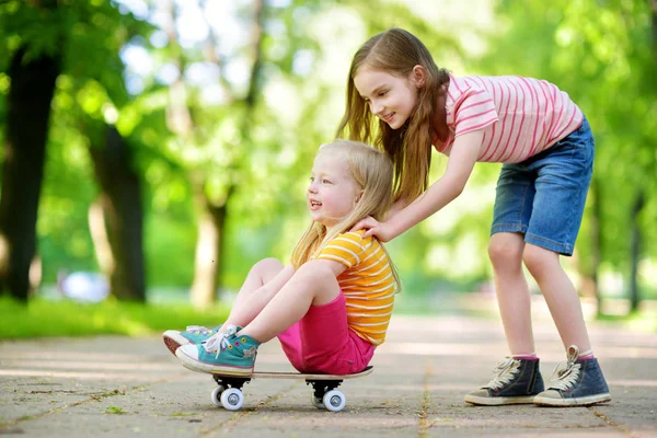 Flickor lär sig att skateboard — Stockfoto