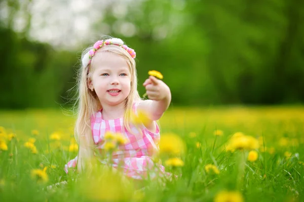 Meisje in paardebloem weide — Stockfoto