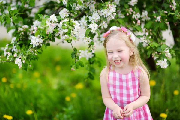 Meisje in de bloeiende tuin van apple — Stockfoto