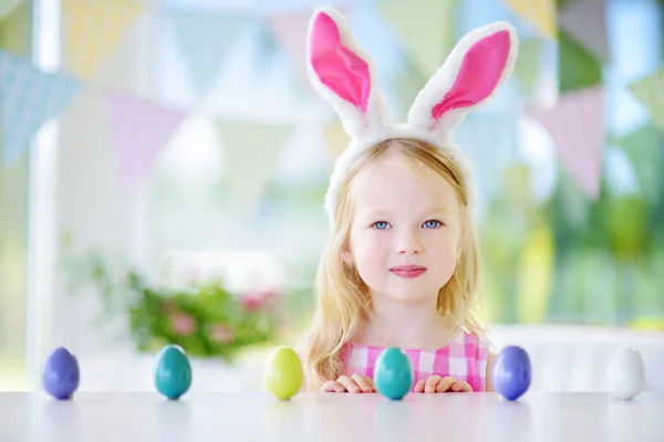 Meisje dragen bunny oren — Stockfoto