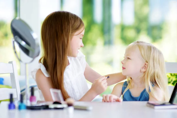 Hermanas aplicando maquillaje — Foto de Stock